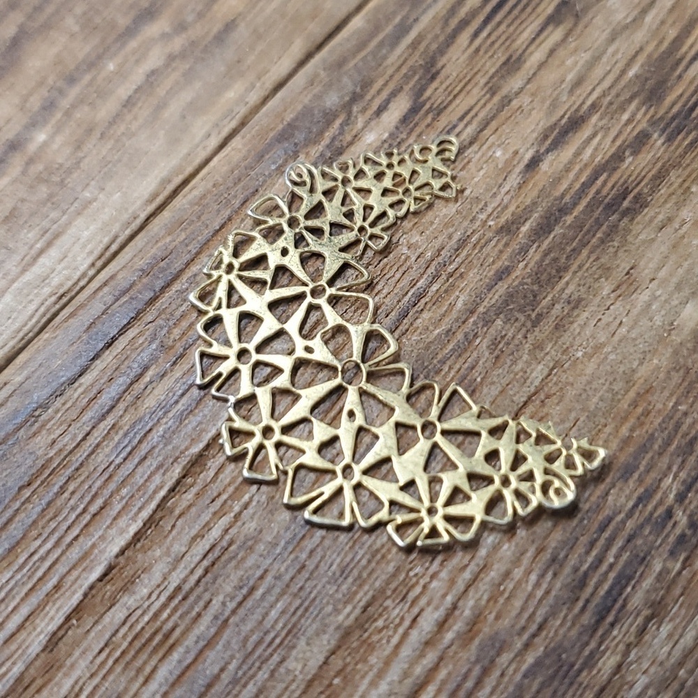 P204 crescent moon filigree pendant